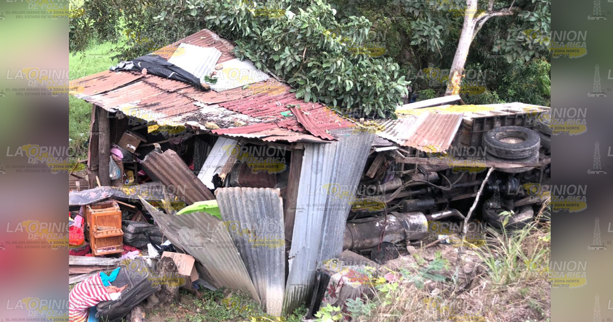 Camión derriba casa y mata a una niña
