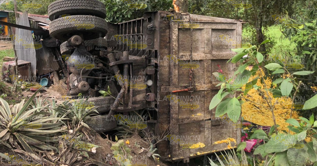 Camión derriba casa y mata a una niña