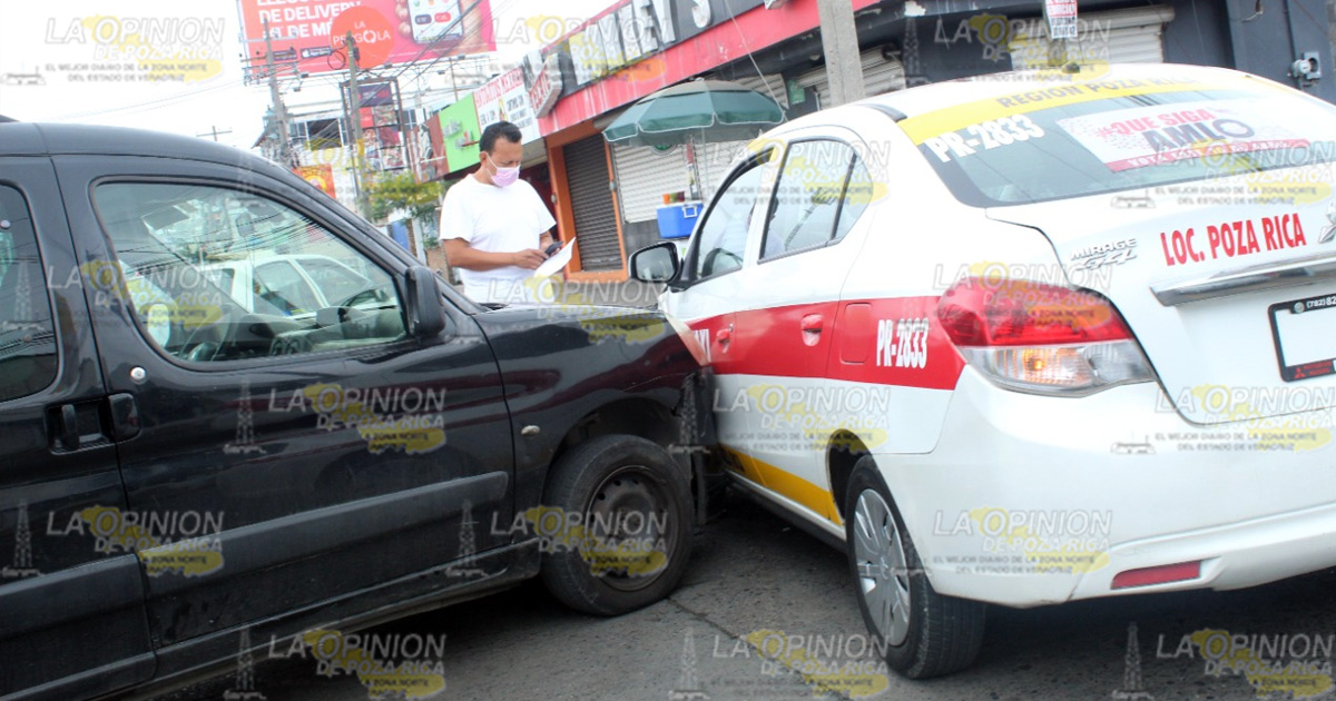 Camioneta Peugeot se ensarta en taxi