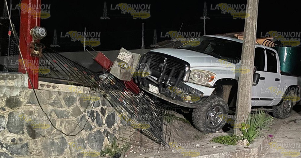 Camioneta derribó una mufa y dañó 2 coches