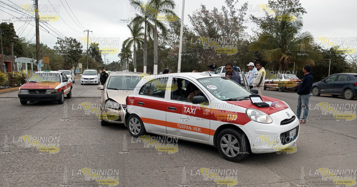 Choca con un taxi en el bulevar