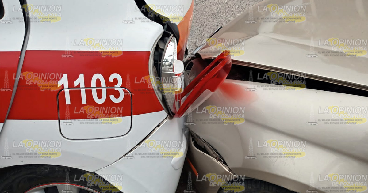 Choca con un taxi en el bulevar