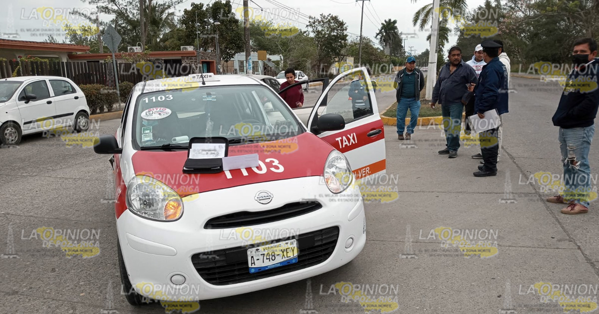 Choca con un taxi en el bulevar