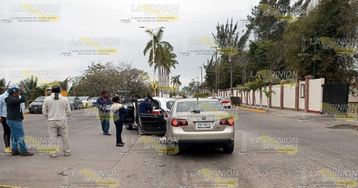 Choca con un taxi en el bulevar