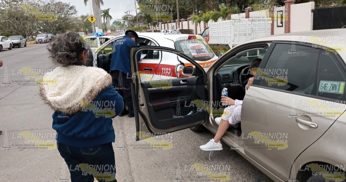 Choca con un taxi en el bulevar