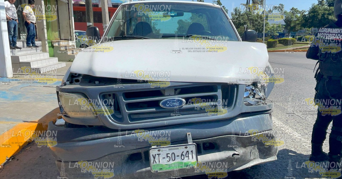 Choca, huye y es detenido