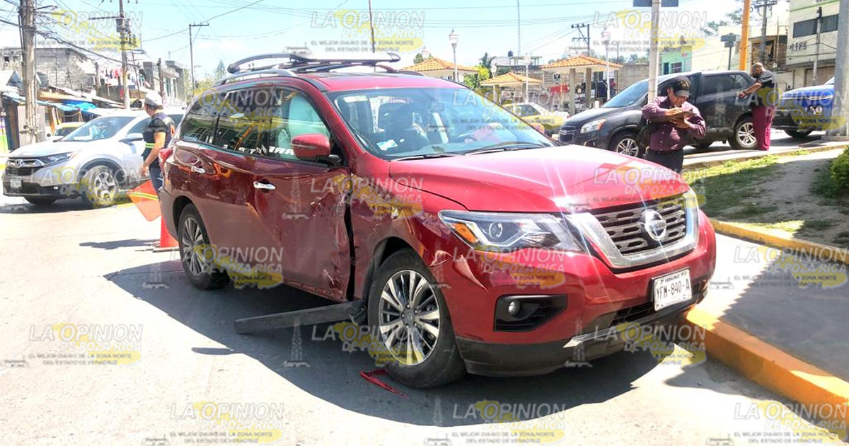 Choca, huye y es detenido