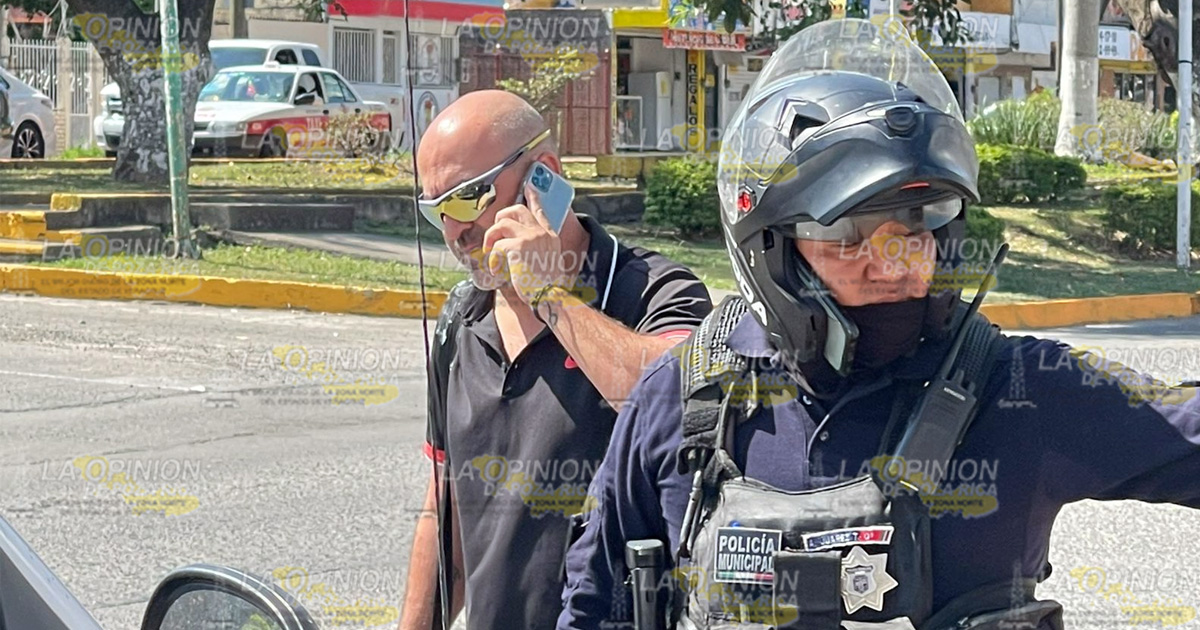 Choca, huye y es detenido