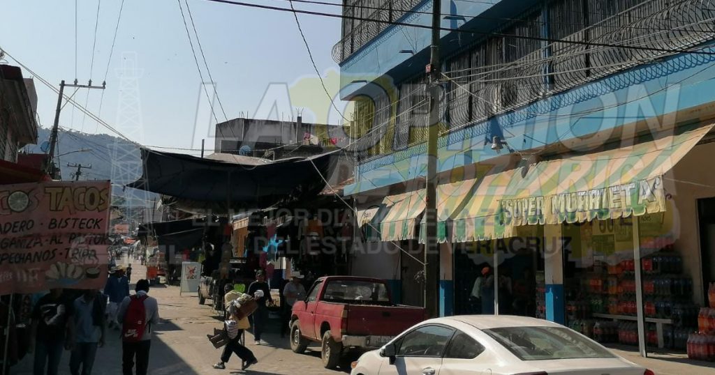Regulan a comerciantes de Coyutla