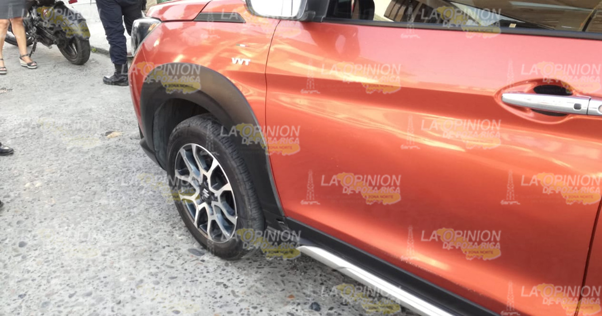 Derrapa y choca con camioneta