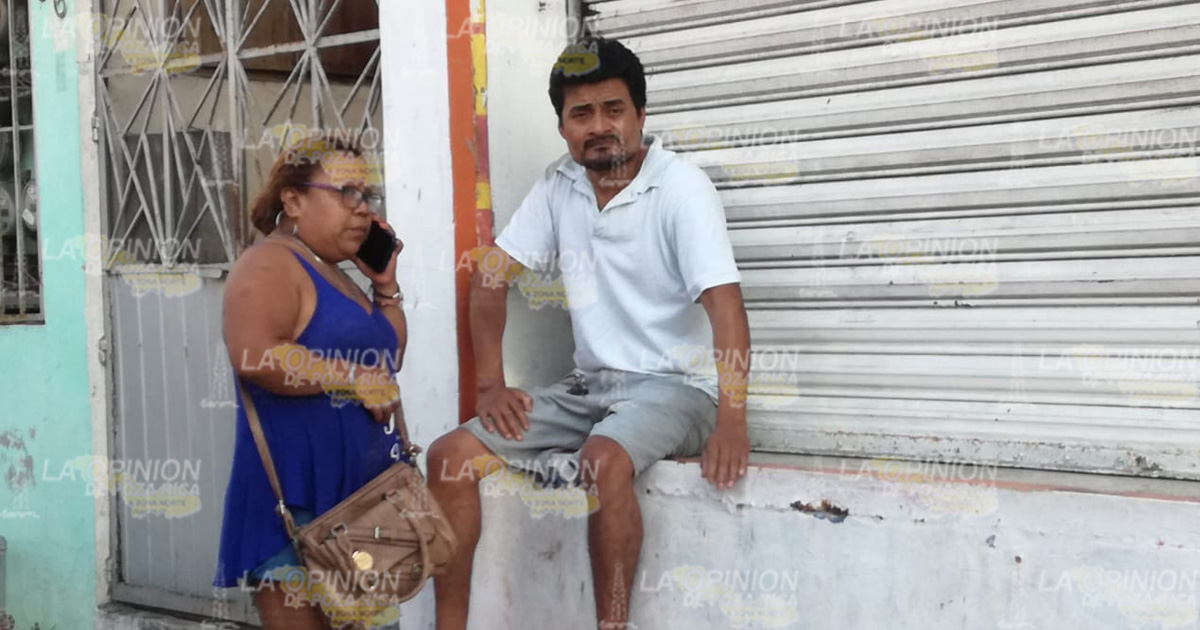 Derrapa y choca con camioneta