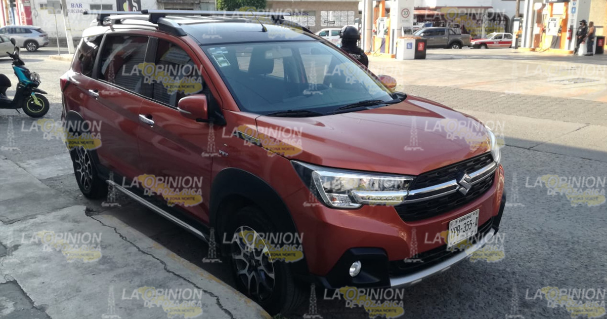 Derrapa y choca con camioneta