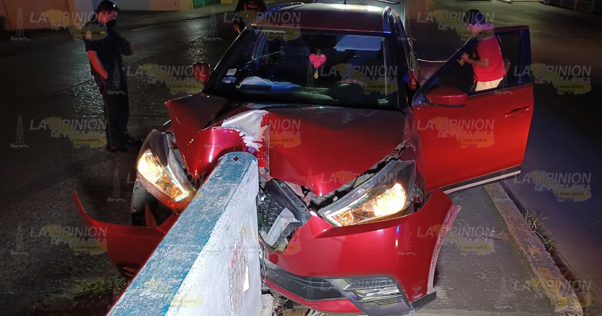 Destroza camioneta al chocar con un puente Destroza camioneta al chocar con un puente 2