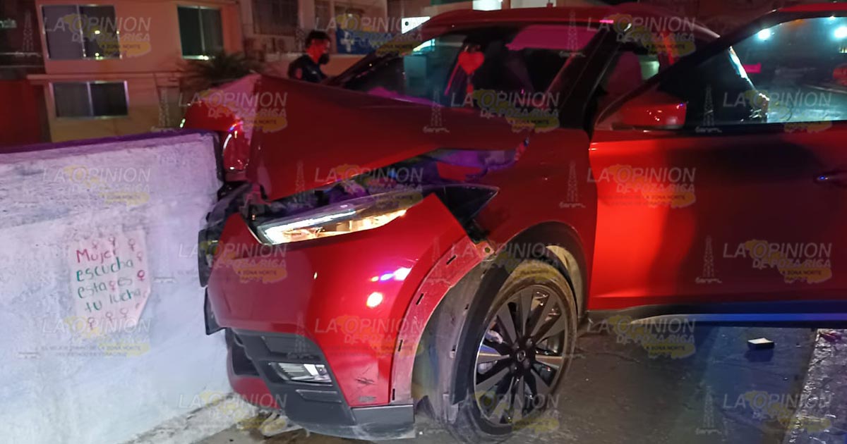 Destroza camioneta al chocar con un puente Destroza camioneta al chocar con un puente 3