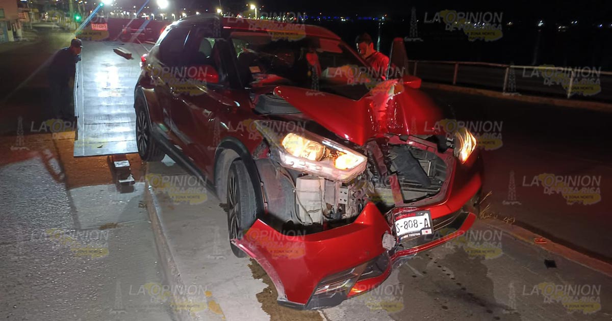 Destroza camioneta al chocar con un puente Destroza camioneta al chocar con un puente 4
