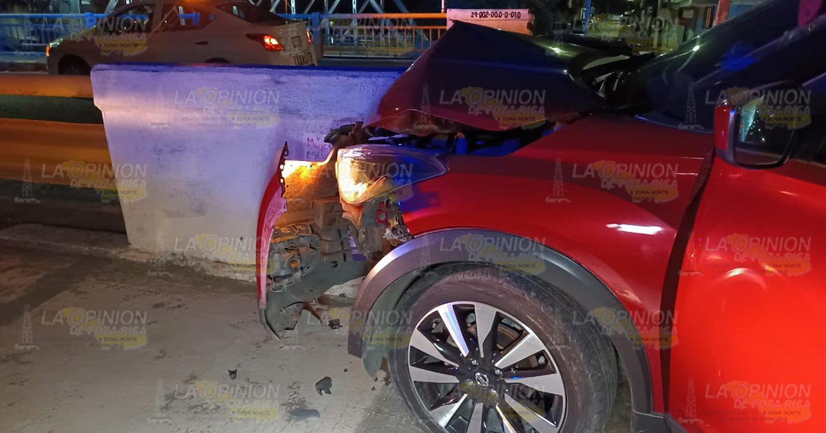 Destroza camioneta al chocar con un puente Destroza camioneta al chocar con un puente 5