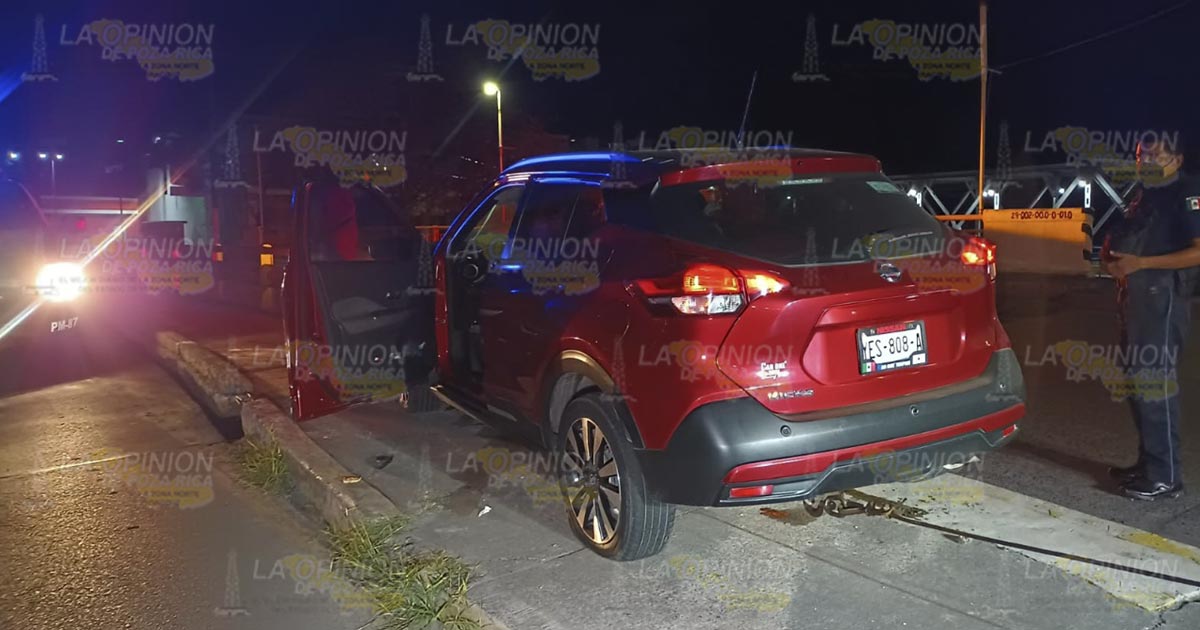 Destroza camioneta al chocar con un puente Destroza camioneta al chocar con un puente 6
