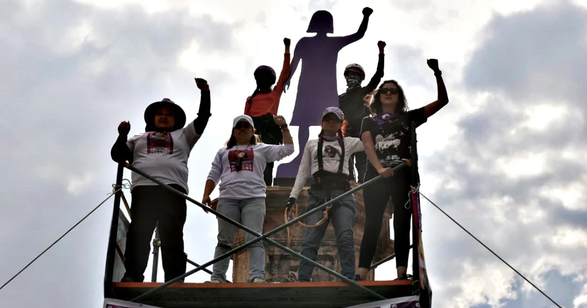 Develan nueva escultura de antimonumento en la Glorieta de la Mujeres que Luchan