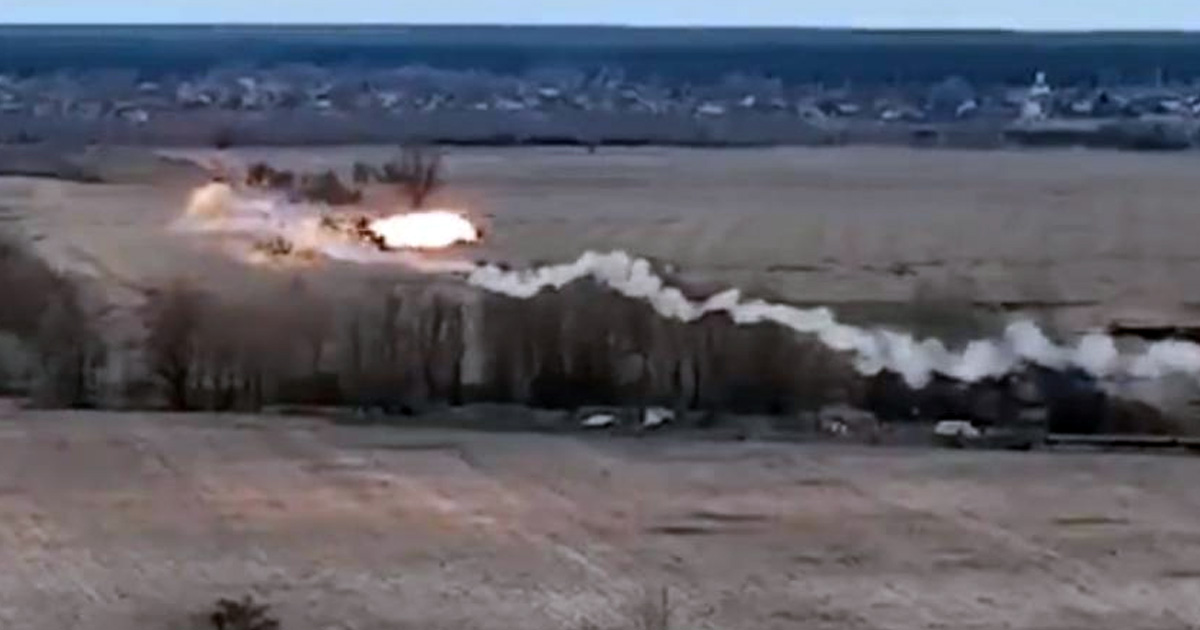 El momento en que militares ucranianos derriban un helicóptero ruso (VIDEO)