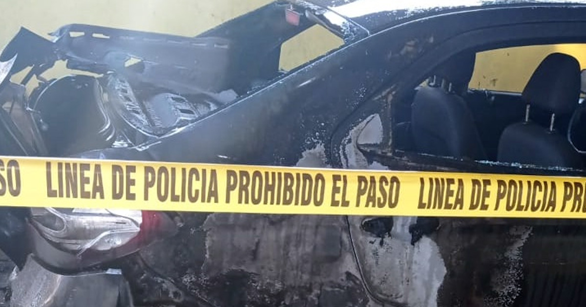Ni la Panini: Ex pareja pirómana le incendia el auto y hasta la casa