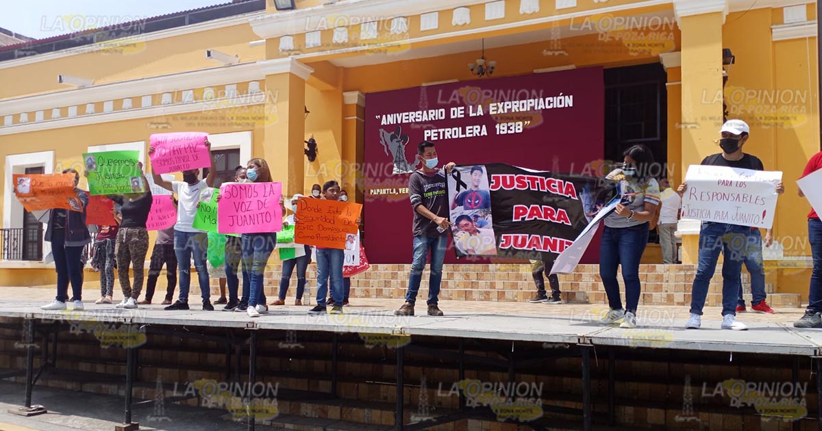 Exigen justicia por muerte de Juanito, joven de 15 años asesinado en Papantla Exigen justicia por muerte de Juanito, joven de 15 años asesinado en Papantla 10