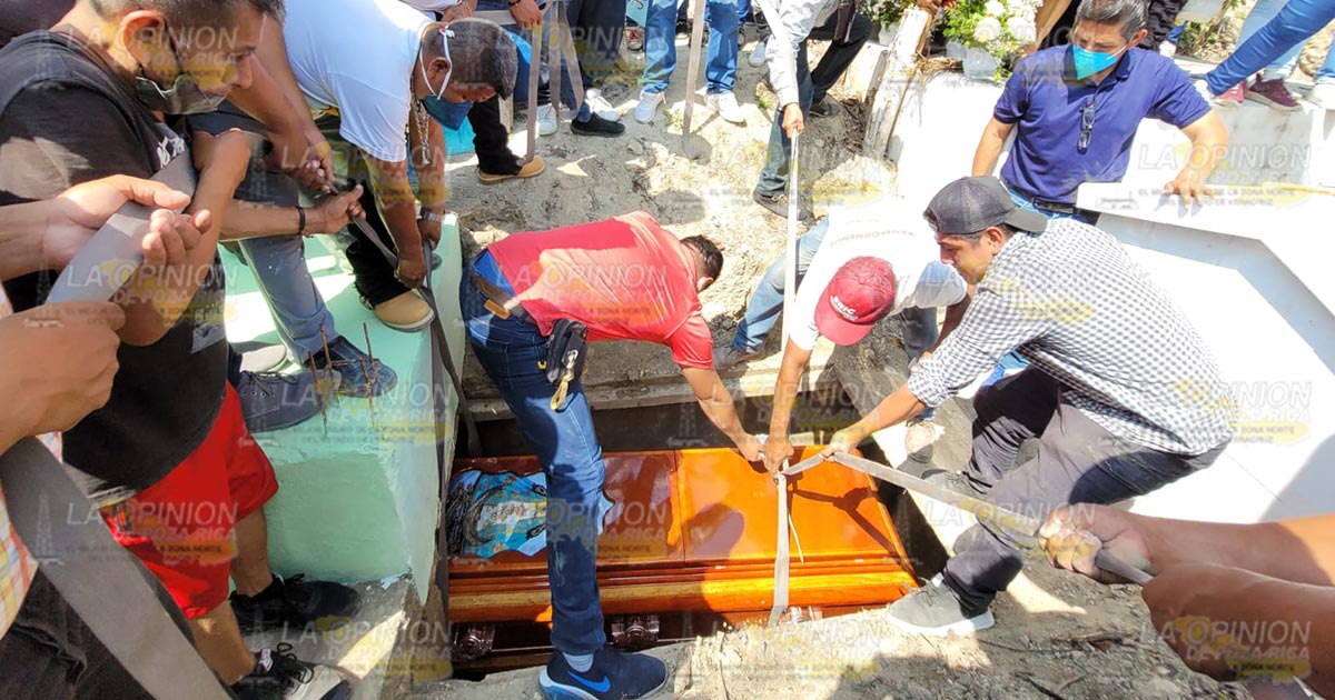 Exigen justicia por muerte de Juanito, joven de 15 años asesinado en Papantla Exigen justicia por muerte de Juanito, joven de 15 años asesinado en Papantla 3