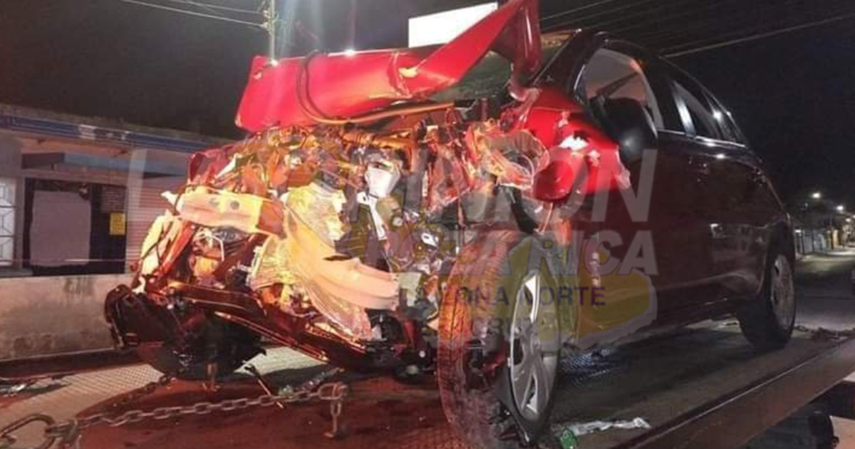 Fisiculturista muere prensado al chocar su auto contra autobús