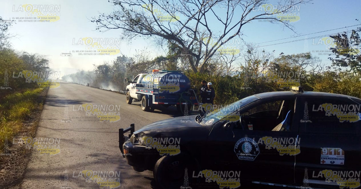 Fuerte incendio obliga a cerrar carretera federal
