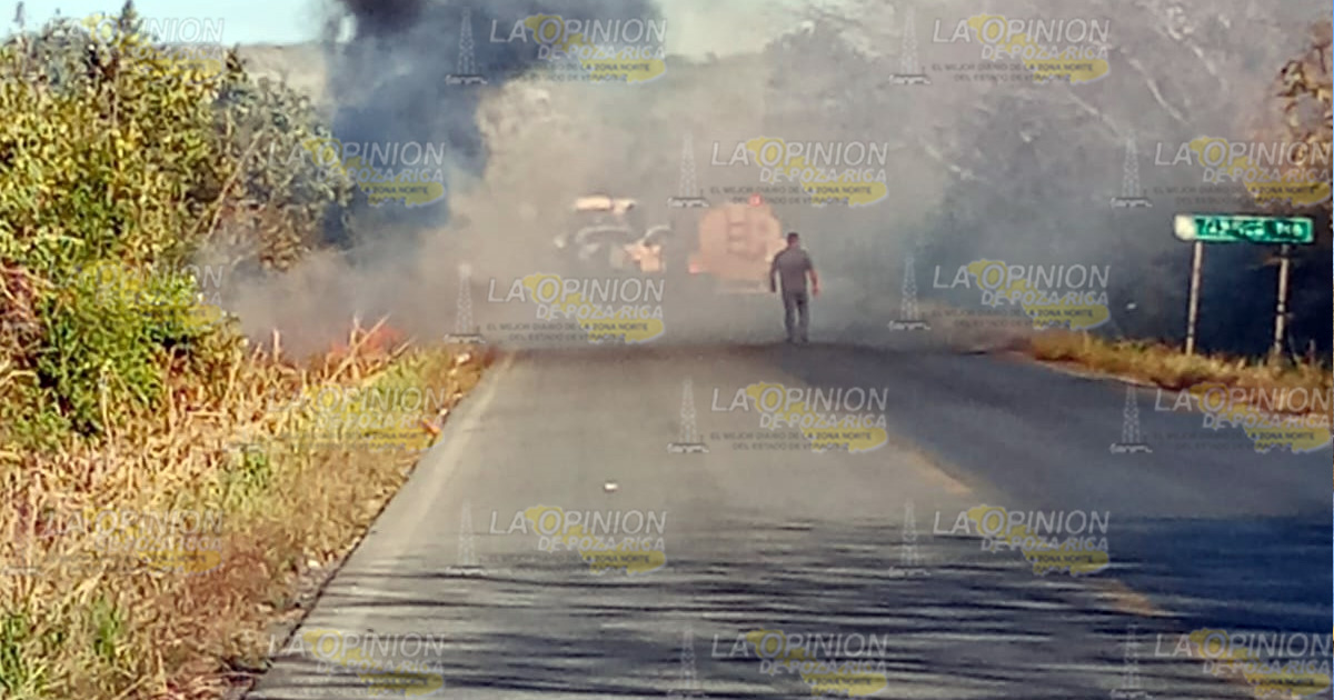 Fuerte incendio obliga a cerrar carretera federal