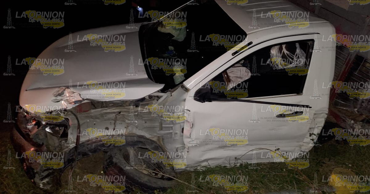 Invade carril y choca; tres personas heridas