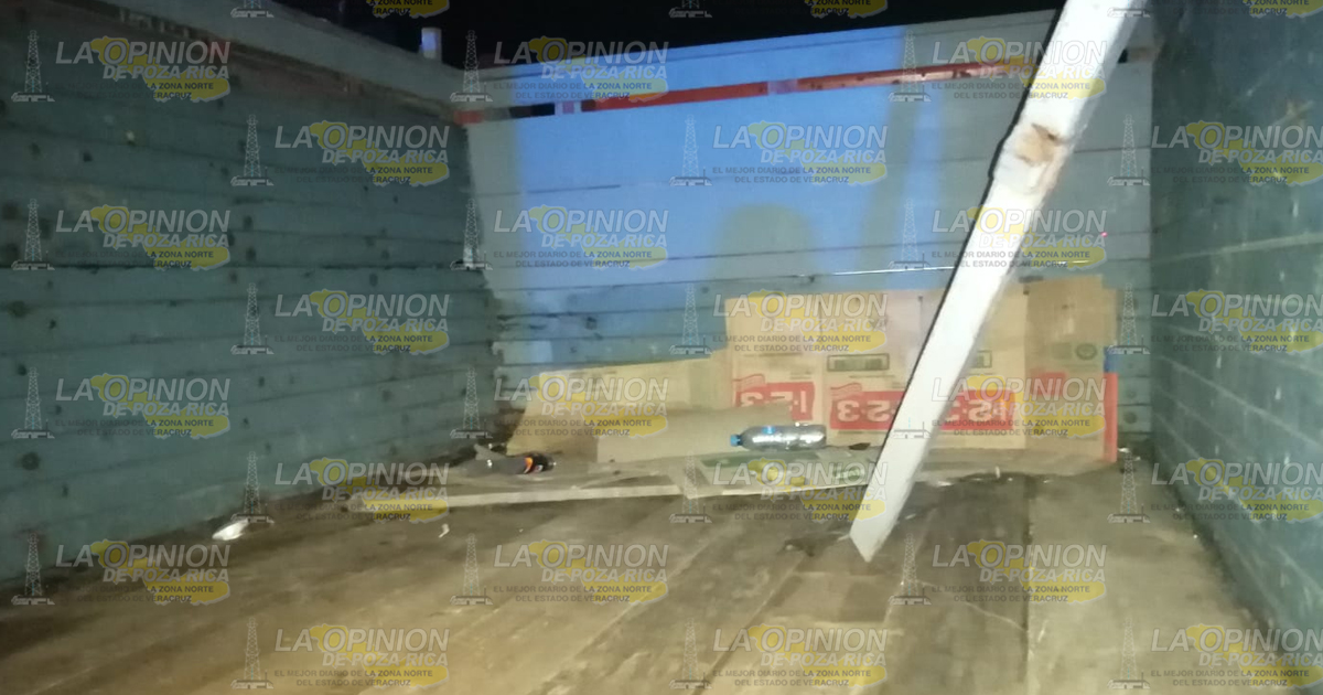 Invade carril y choca; tres personas heridas