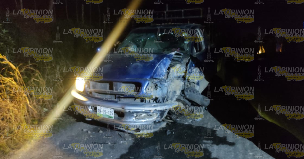 Invade carril y choca; tres personas heridas