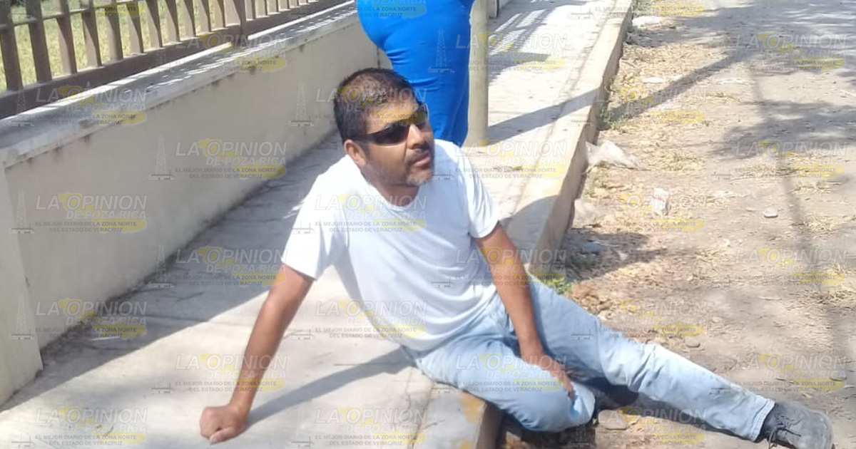 Mujer al volante tumba y lesiona a un motorepartidor