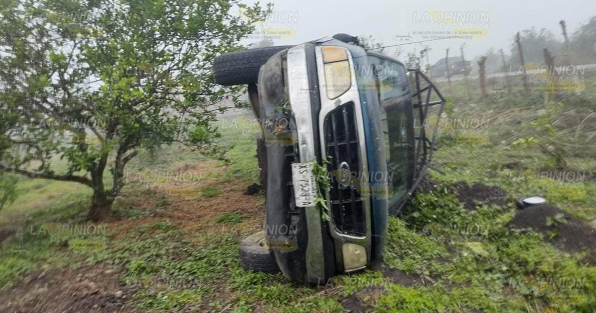 Mujer vuelca tras intentar rebasar en Espinal Mujer vuelca tras intentar rebasar en Espinal 2