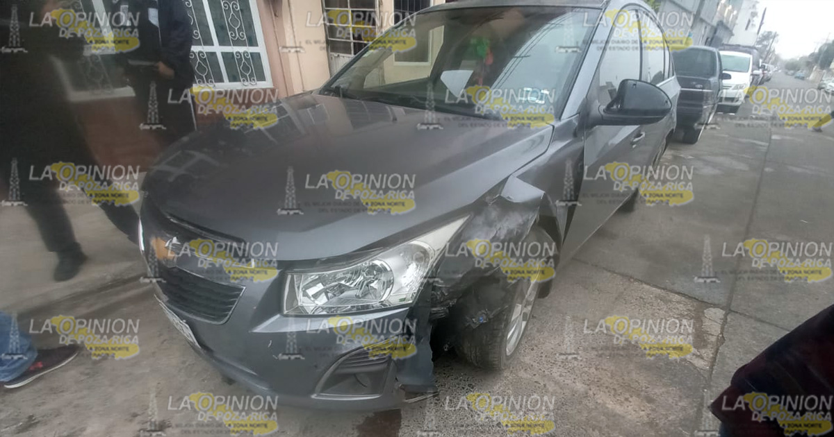 Pierde el control y choca