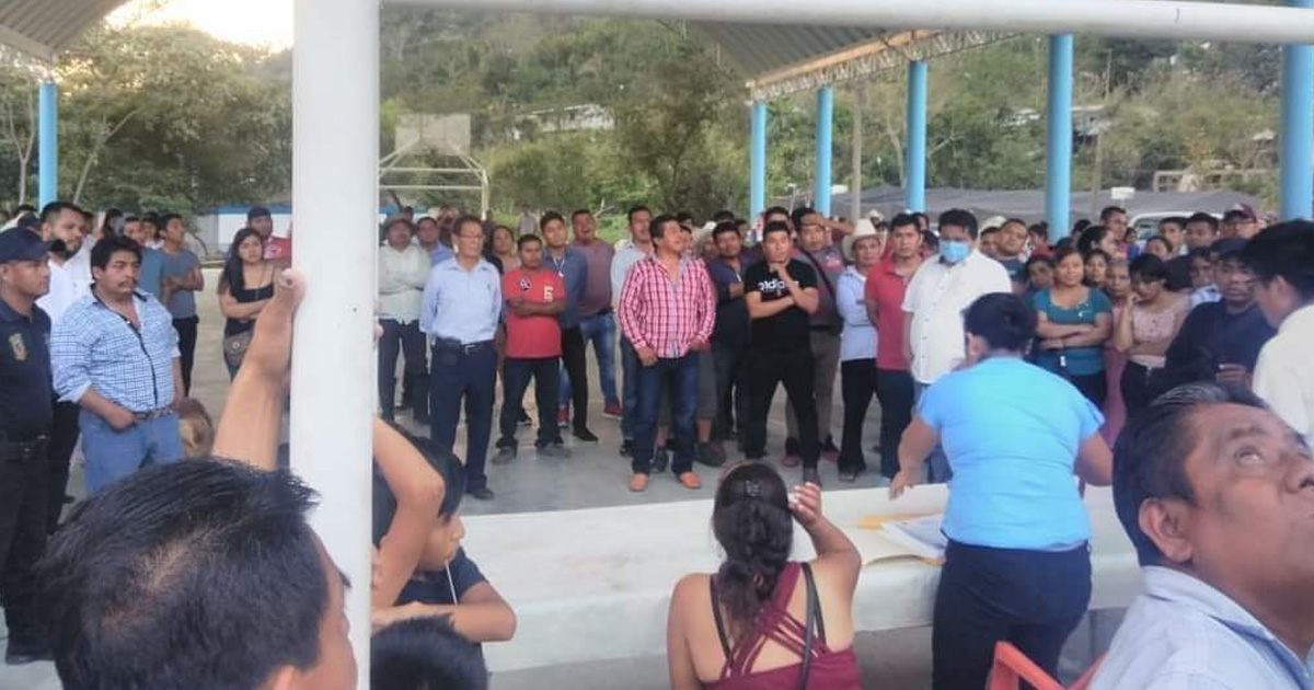 Privan de la libertad a servidores públicos durante elección