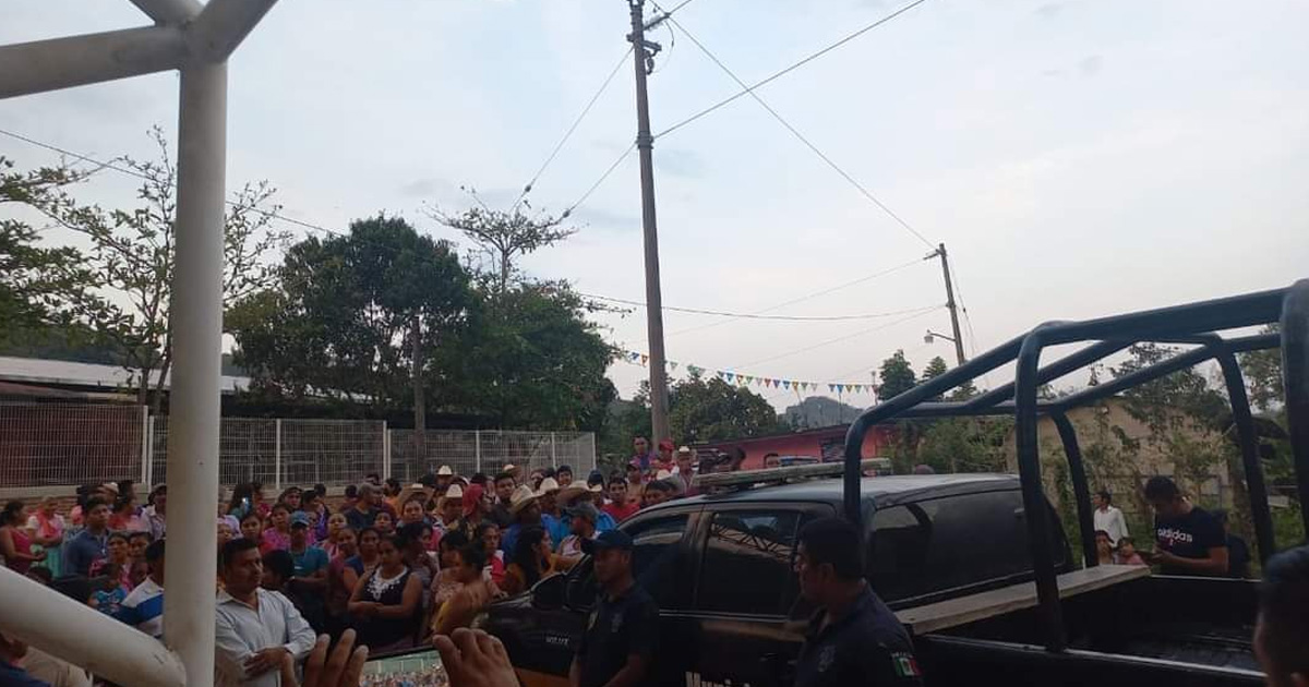 Privan de la libertad a servidores públicos durante elección