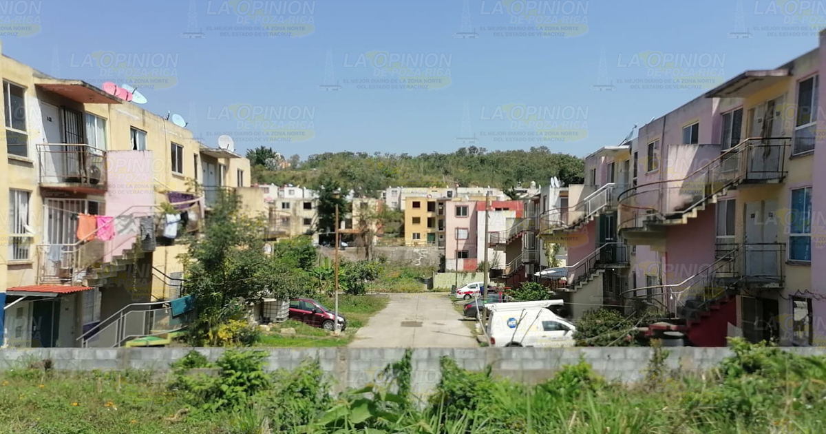 Reparan fugas de agua en Casas Geo, Coatzintla, y evitan tiradero de agua