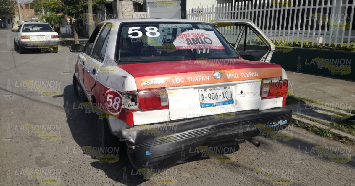 Ruletero se atraviesa y choca con una moto