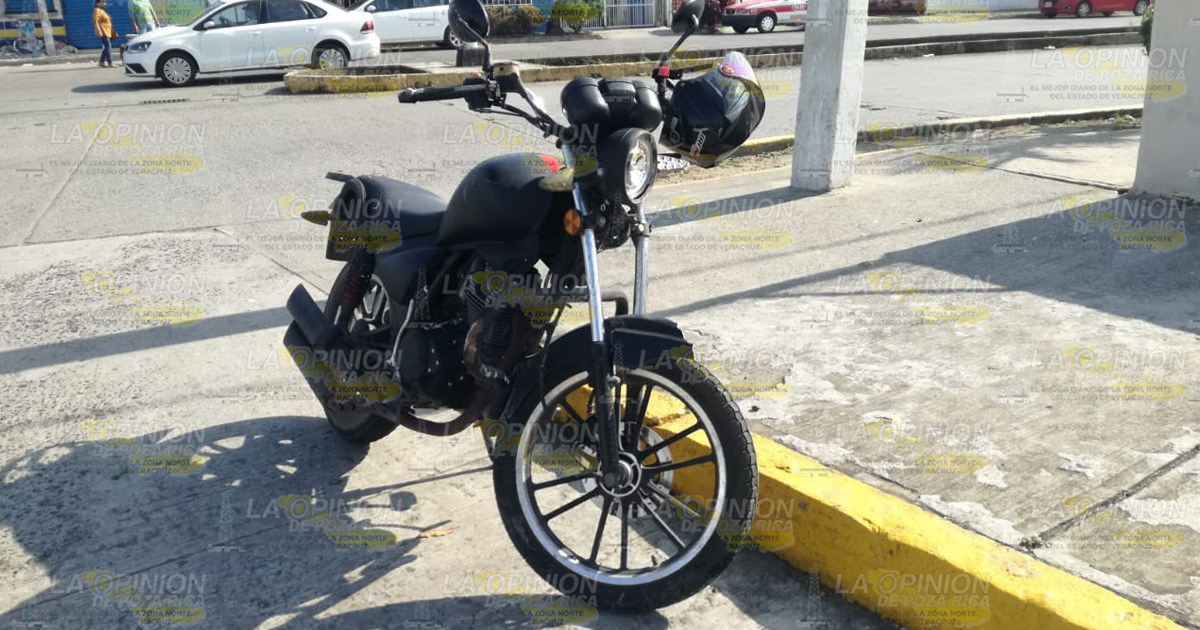 Ruletero se atraviesa y choca con una moto