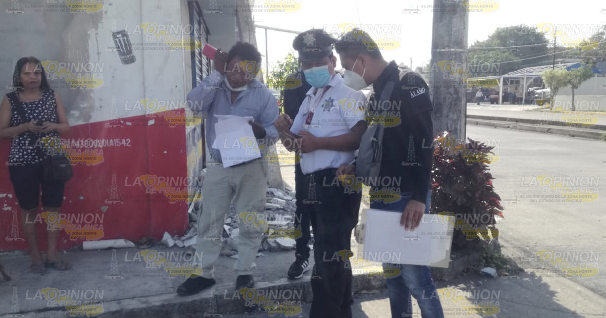 Ruletero se atraviesa y choca con una moto