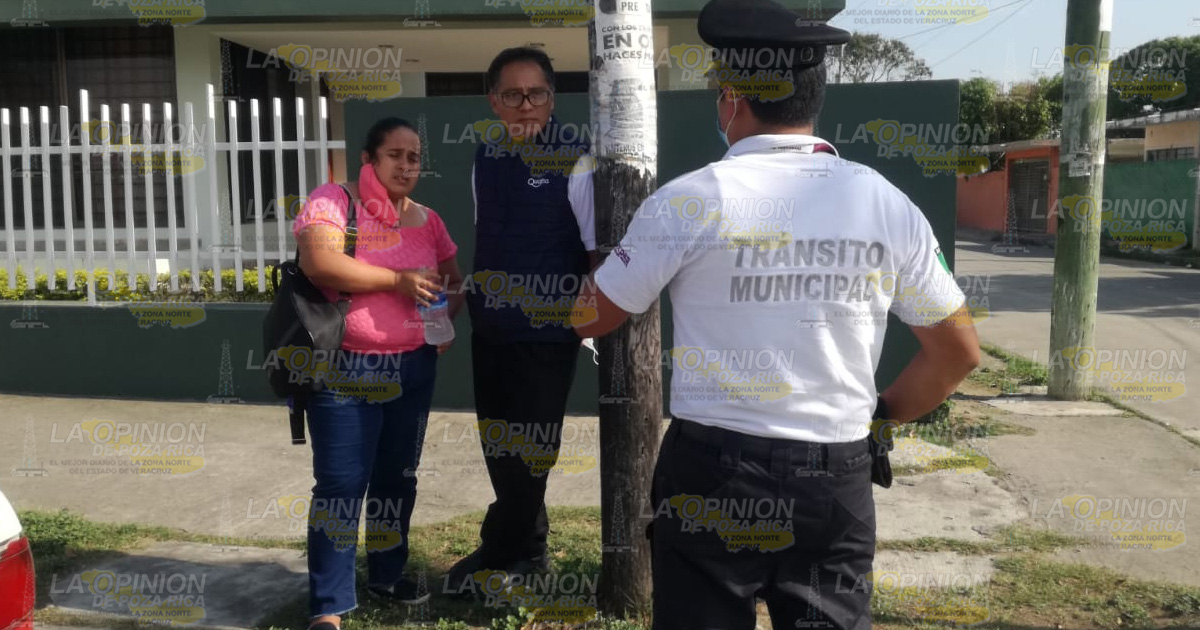 Ruletero se atraviesa y choca con una moto