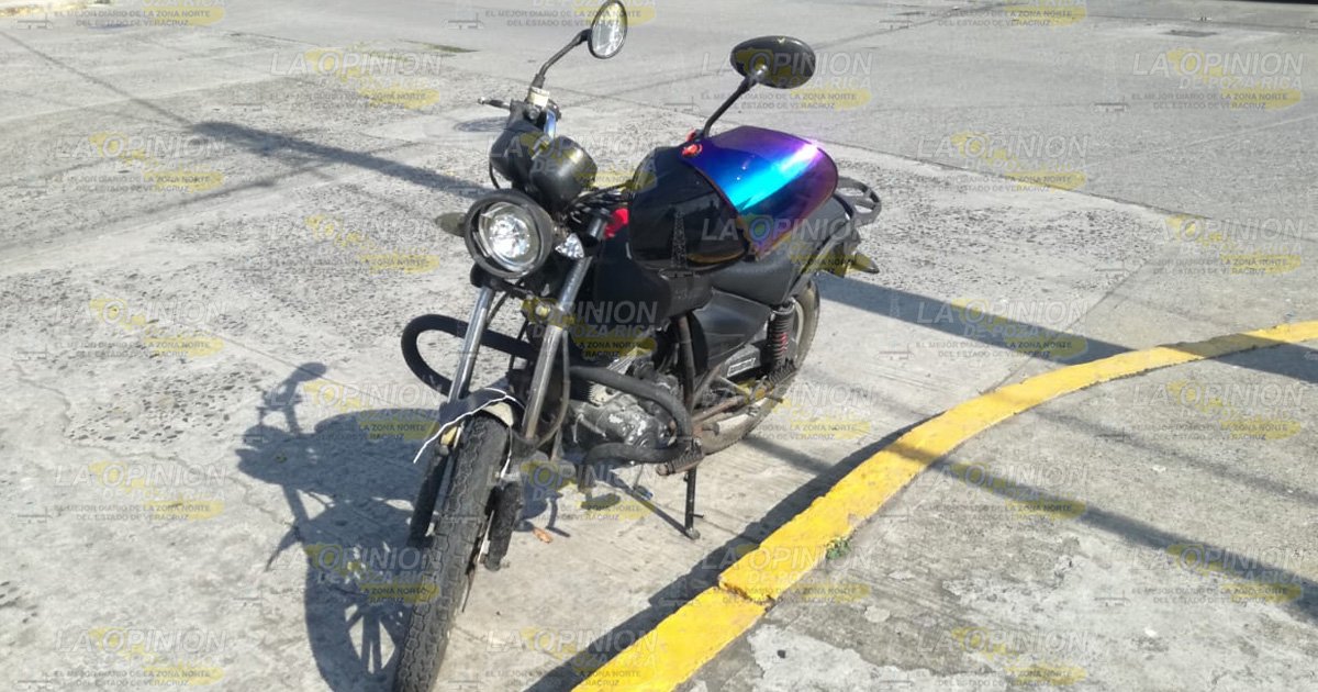 Ruletero se atraviesa y choca con una moto