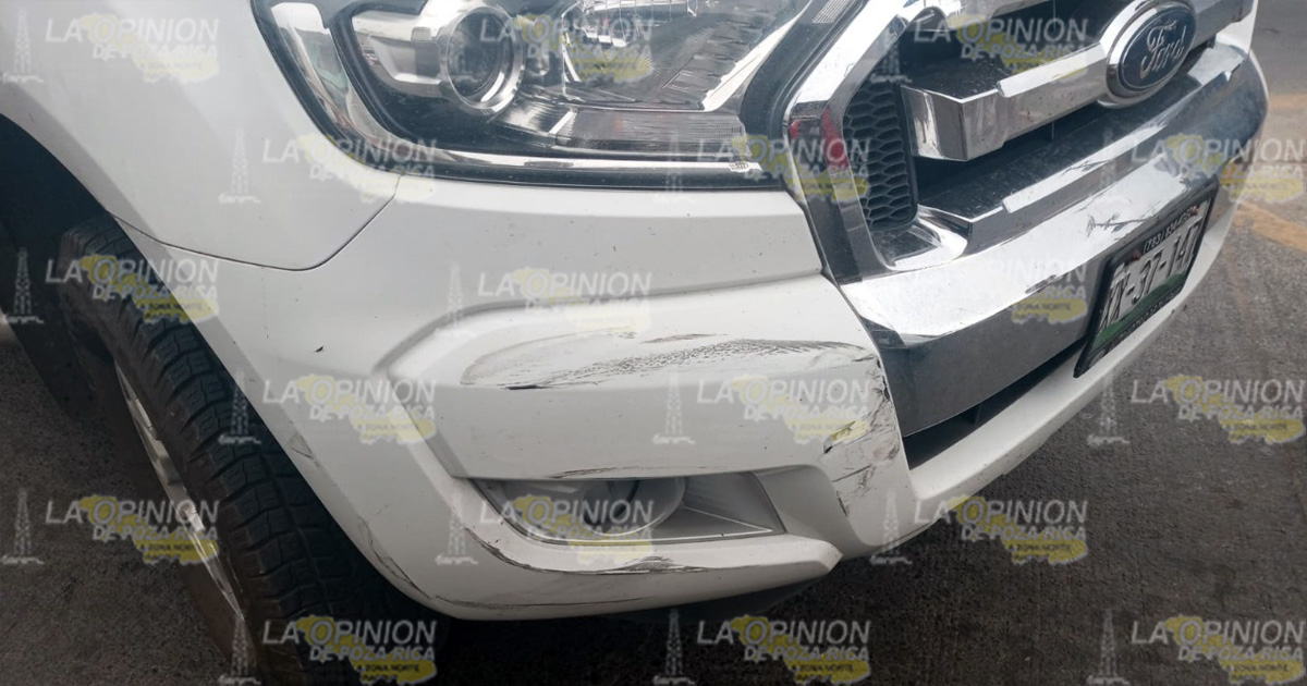 Sale de gasolinera y choca