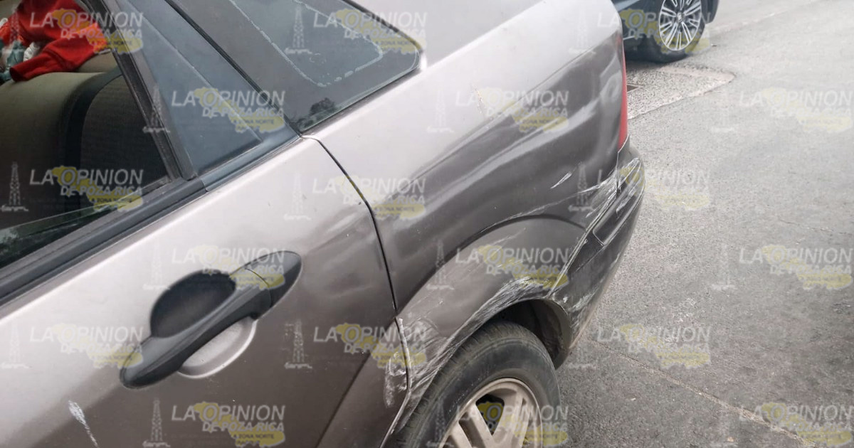 Sale de gasolinera y choca