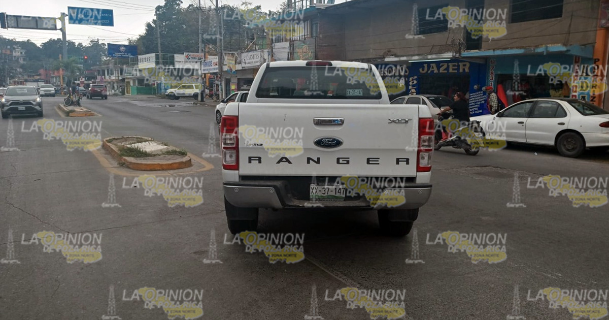 Sale de gasolinera y choca