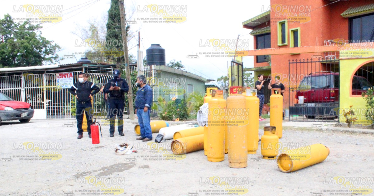 Se incendia camioneta gasera