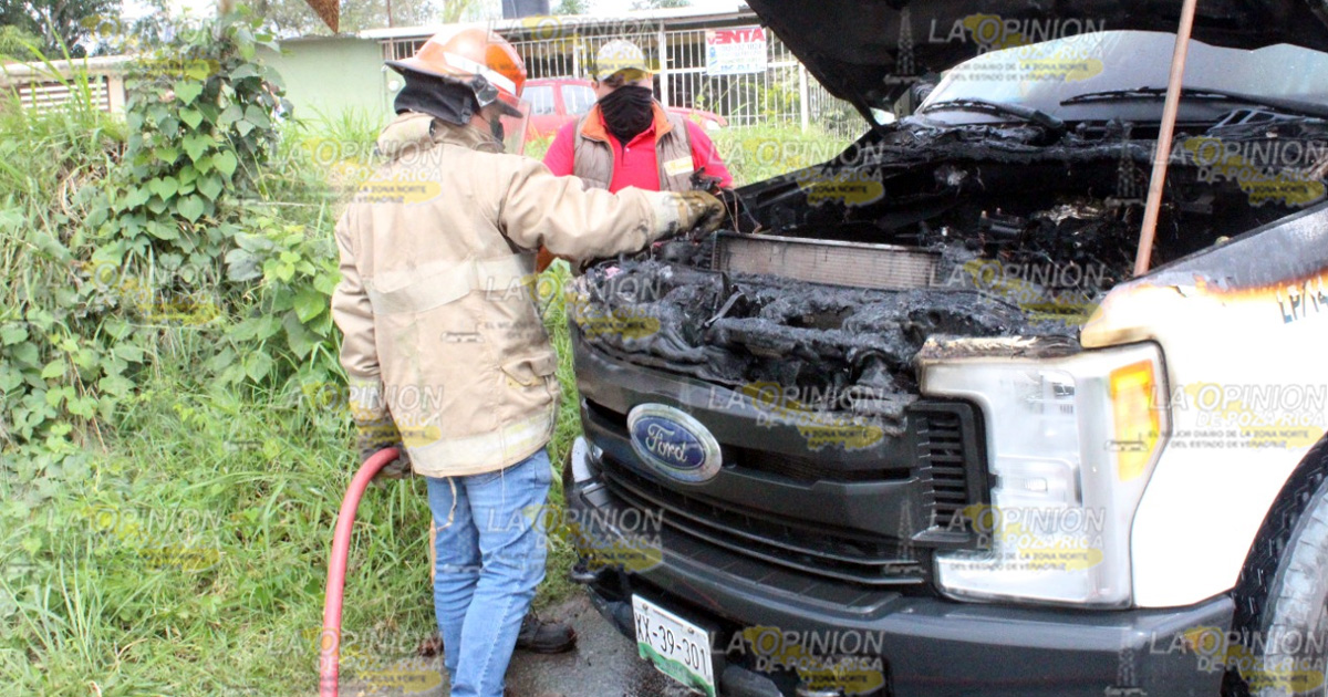 Se incendia camioneta gasera