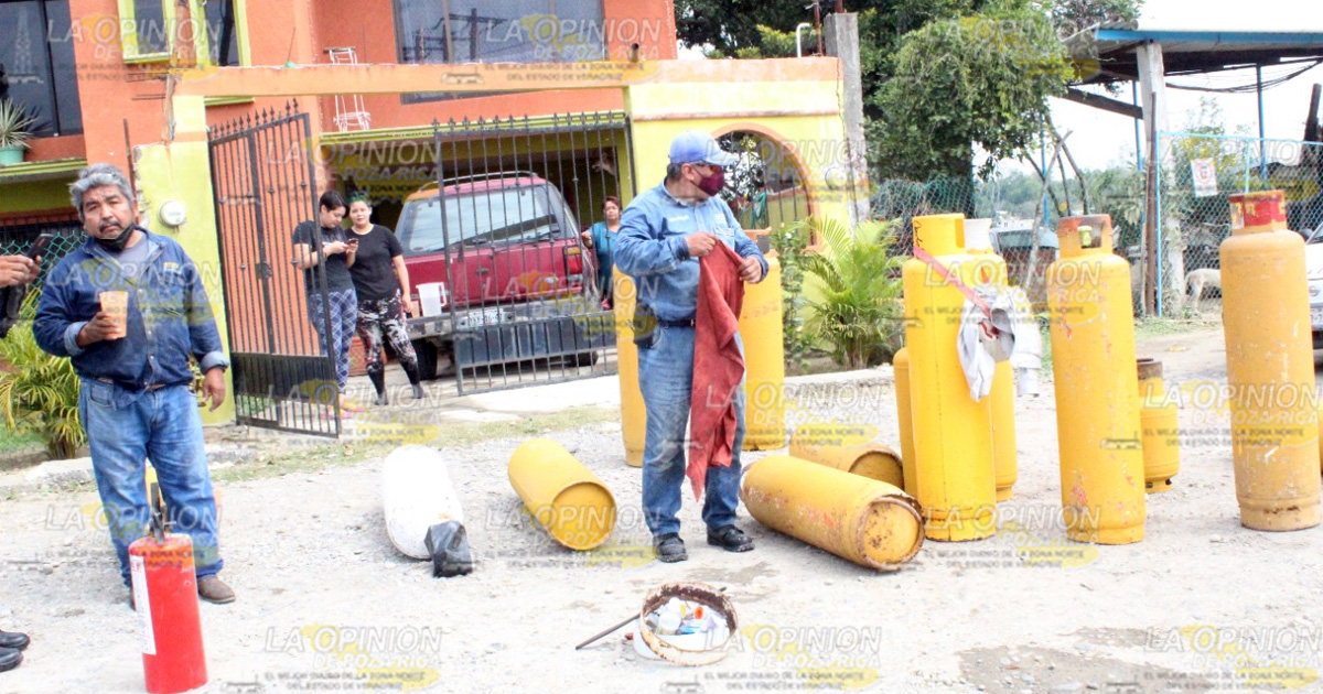 Se incendia camioneta gasera
