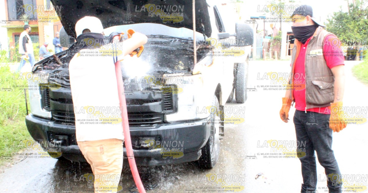 Se incendia camioneta gasera